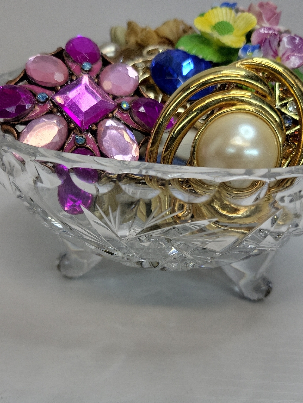 Pinwheel Crystal Dish Filled With Brooched - Picture 4 of 4